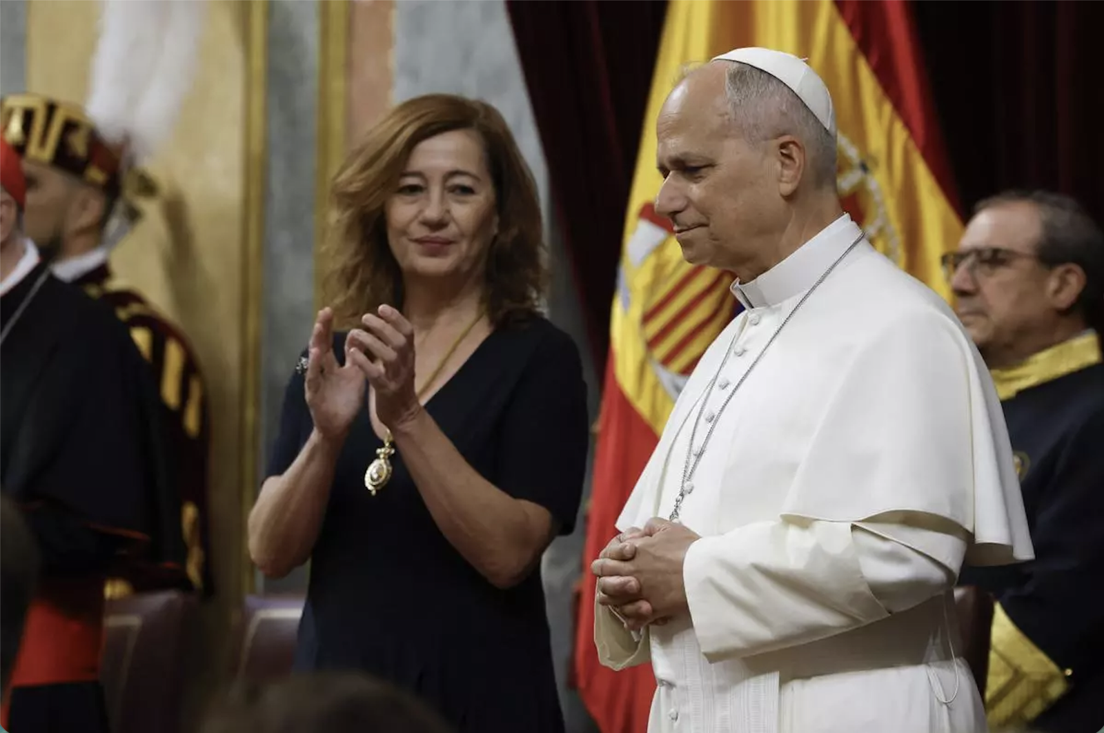 Francina Armengol aplaude al Papa en el Congreso