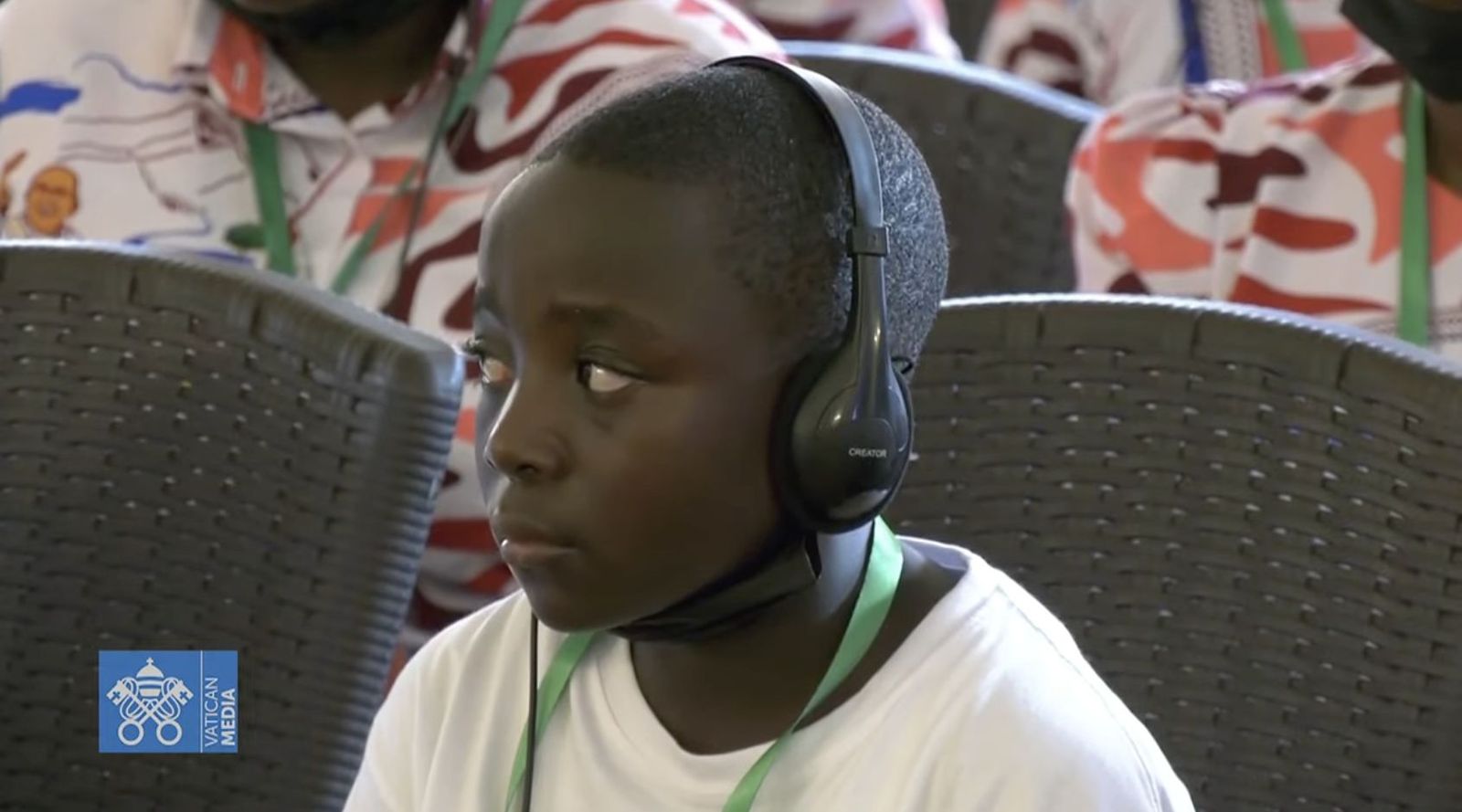 Una víctima escucha el discurso del Papa