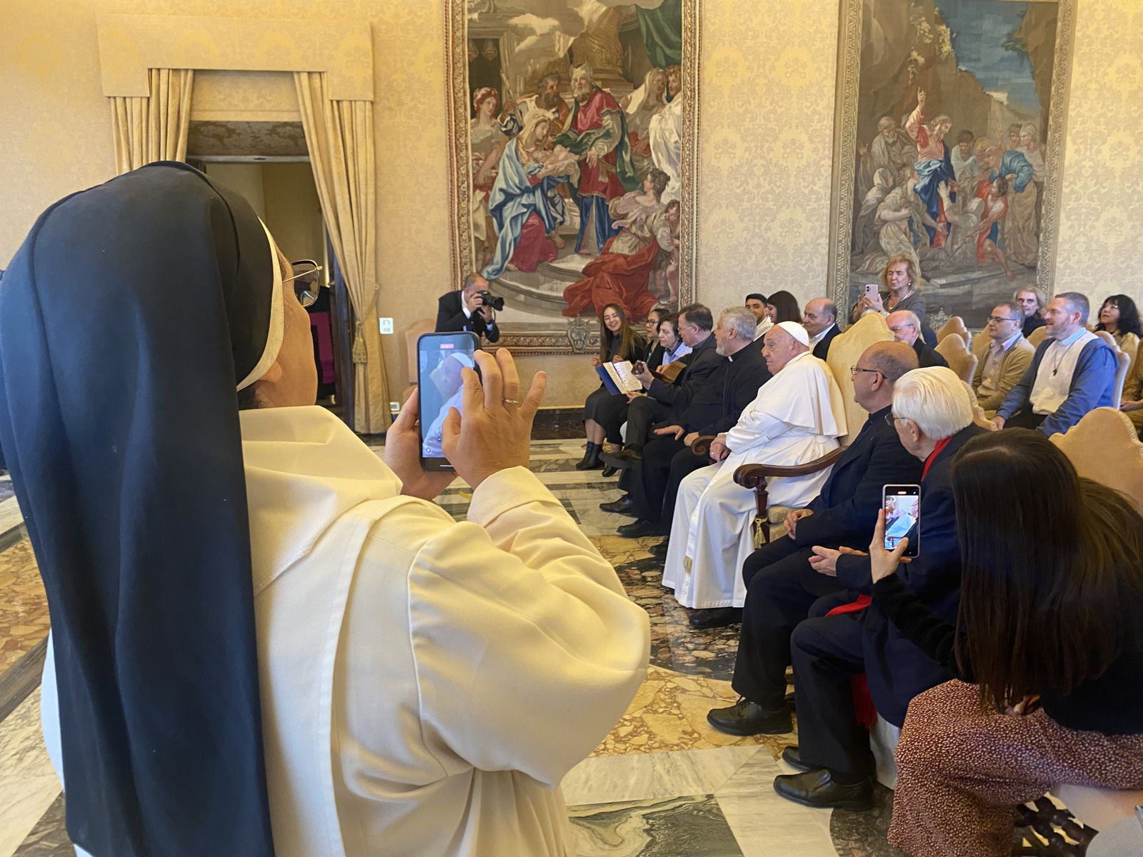 Sor Lucía grabando al Papa