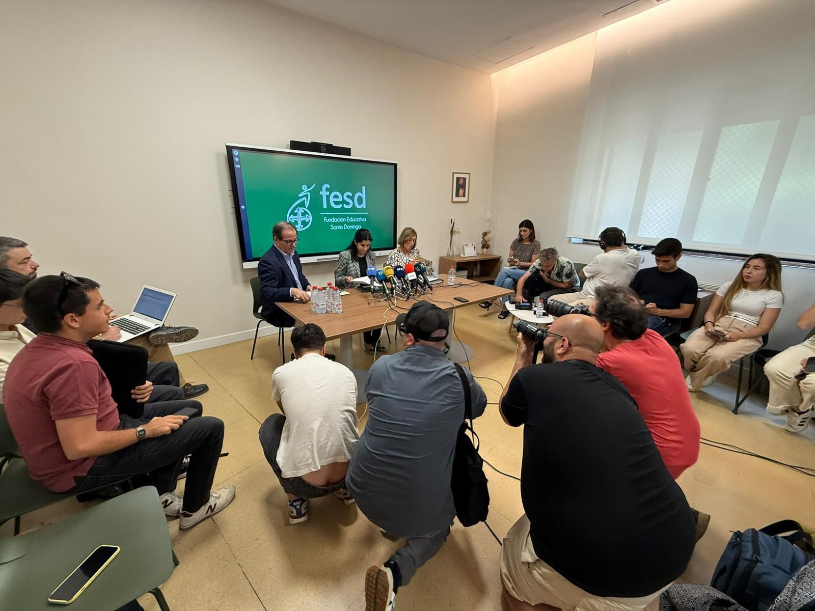 Rueda de prensa en el centro