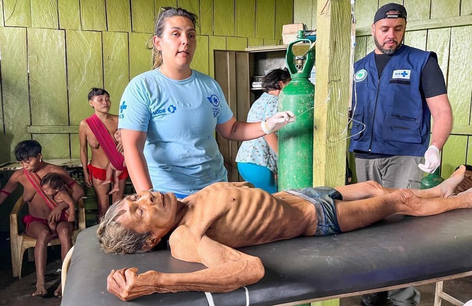 Anciano Yanomami es atendido