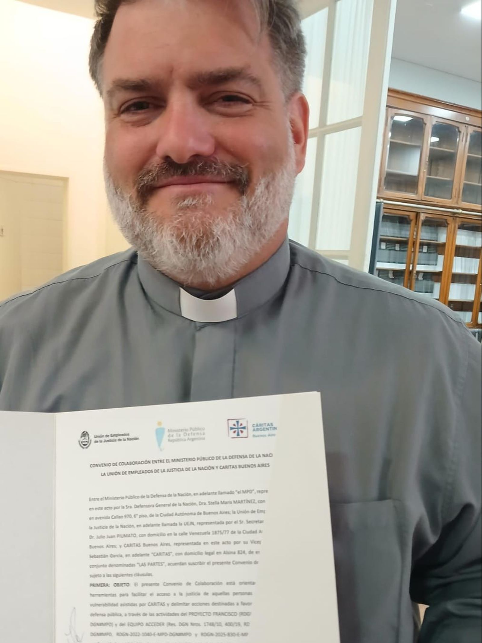 Cura Sebastián García con la firma del convenio por acceso a la justicia de los excluidos