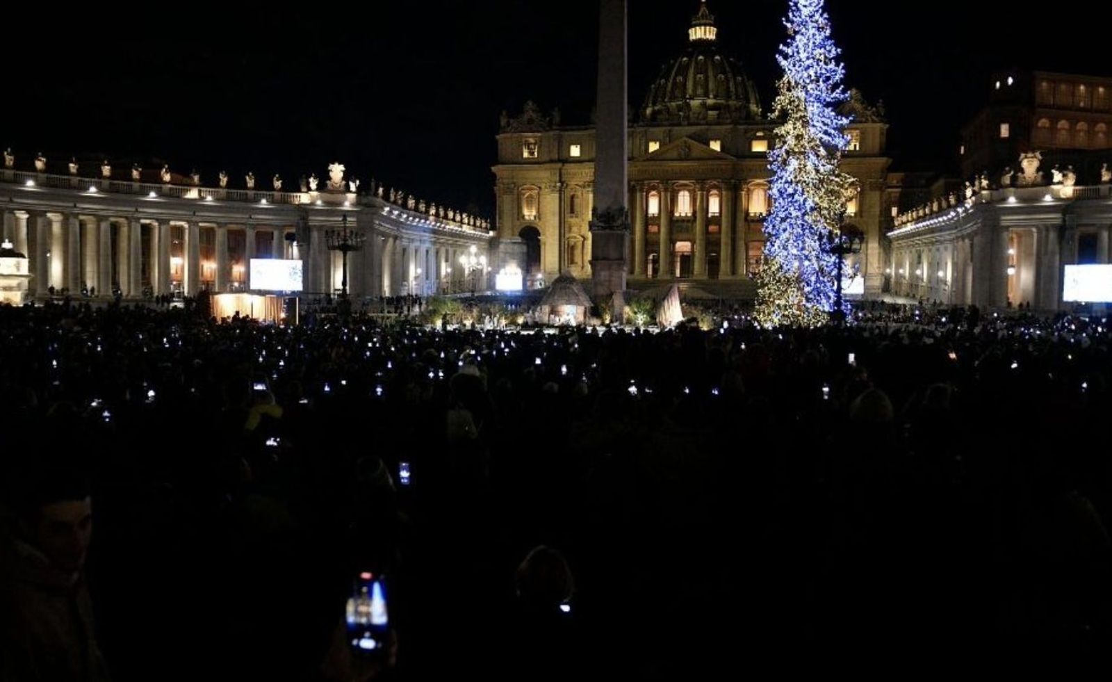 Inauguración del belén en la plaza de San Pedro