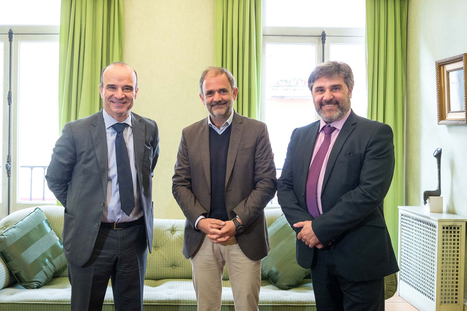 Javier Cendoya, director general del Grupo Edelvives; Iñigo Saénz de Miera, director general de la Fundación Botín y Juan Pedro Castellano, director de la Fundación Edelvives