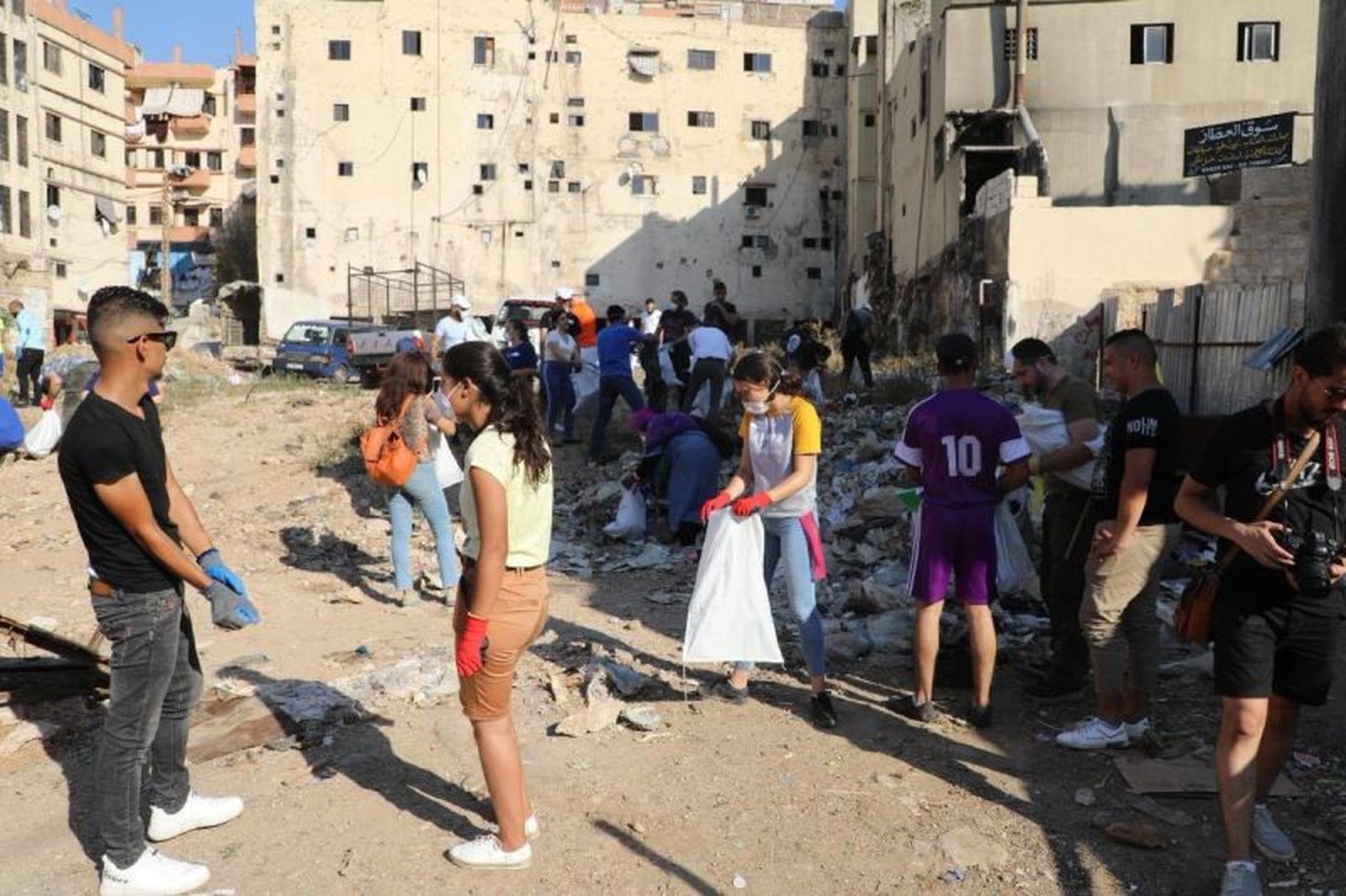 Organizados para remover los escombros en Beirut