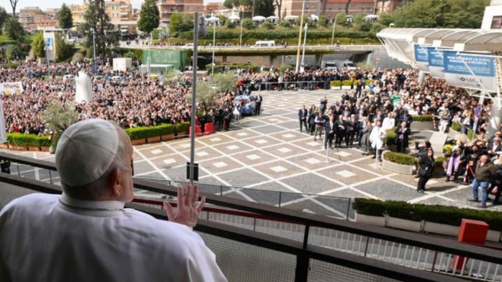 El papa Francisco saludando desde el balcón del hospital Gemelli durante su convalecencia en 2025, en una imagen que conmovió a los fieles de todo el mundo.