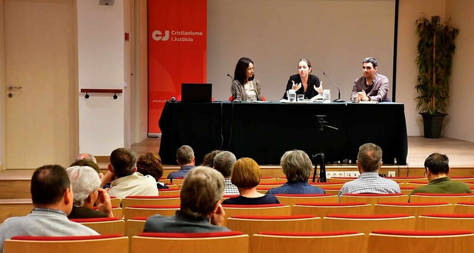 Laura Mor y Mar Griera, con Jordi Pacheco durante la jornada