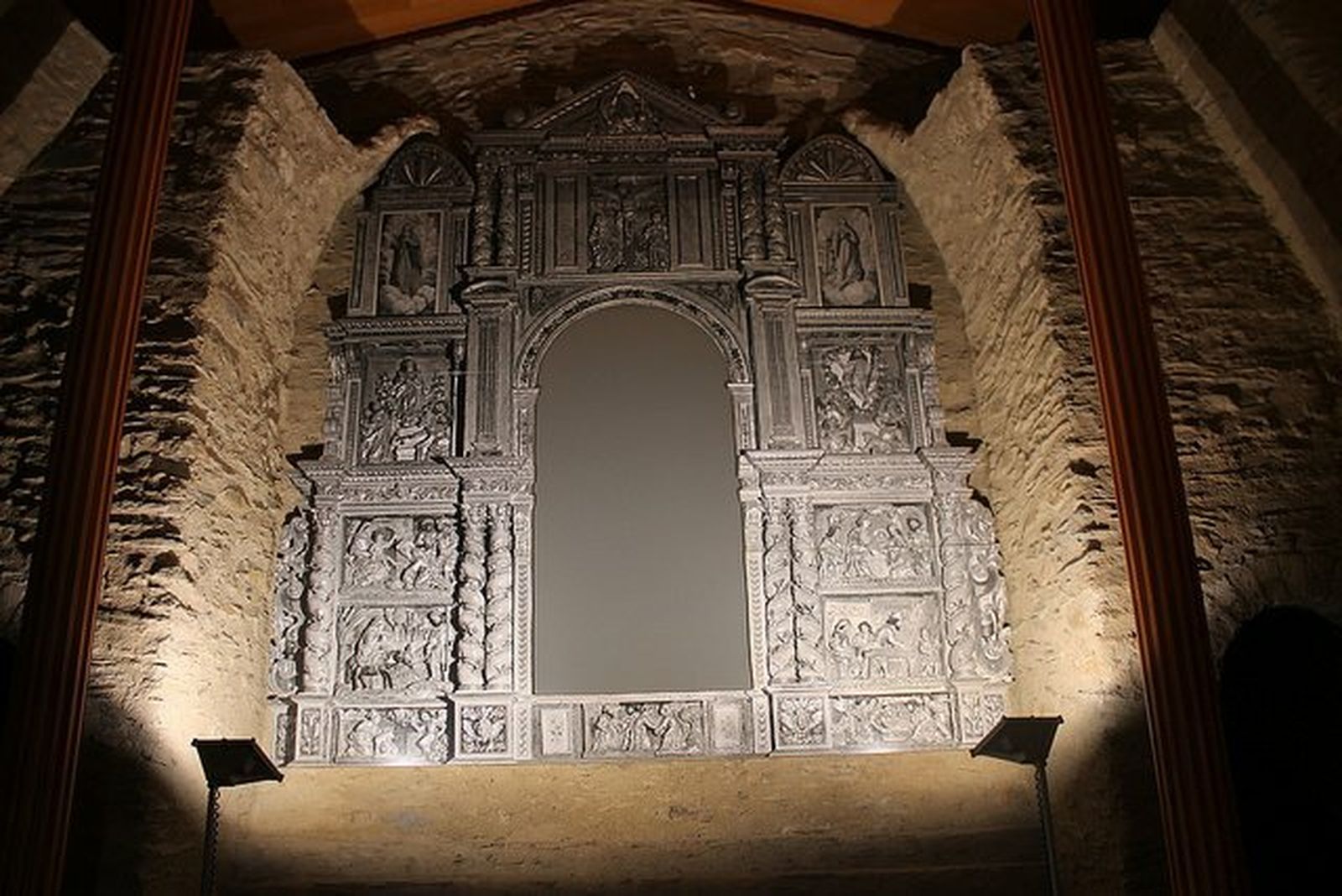 Hueco vacío en honor de la imagen de Santa María de Meritxell, desaparecida durante el incendio