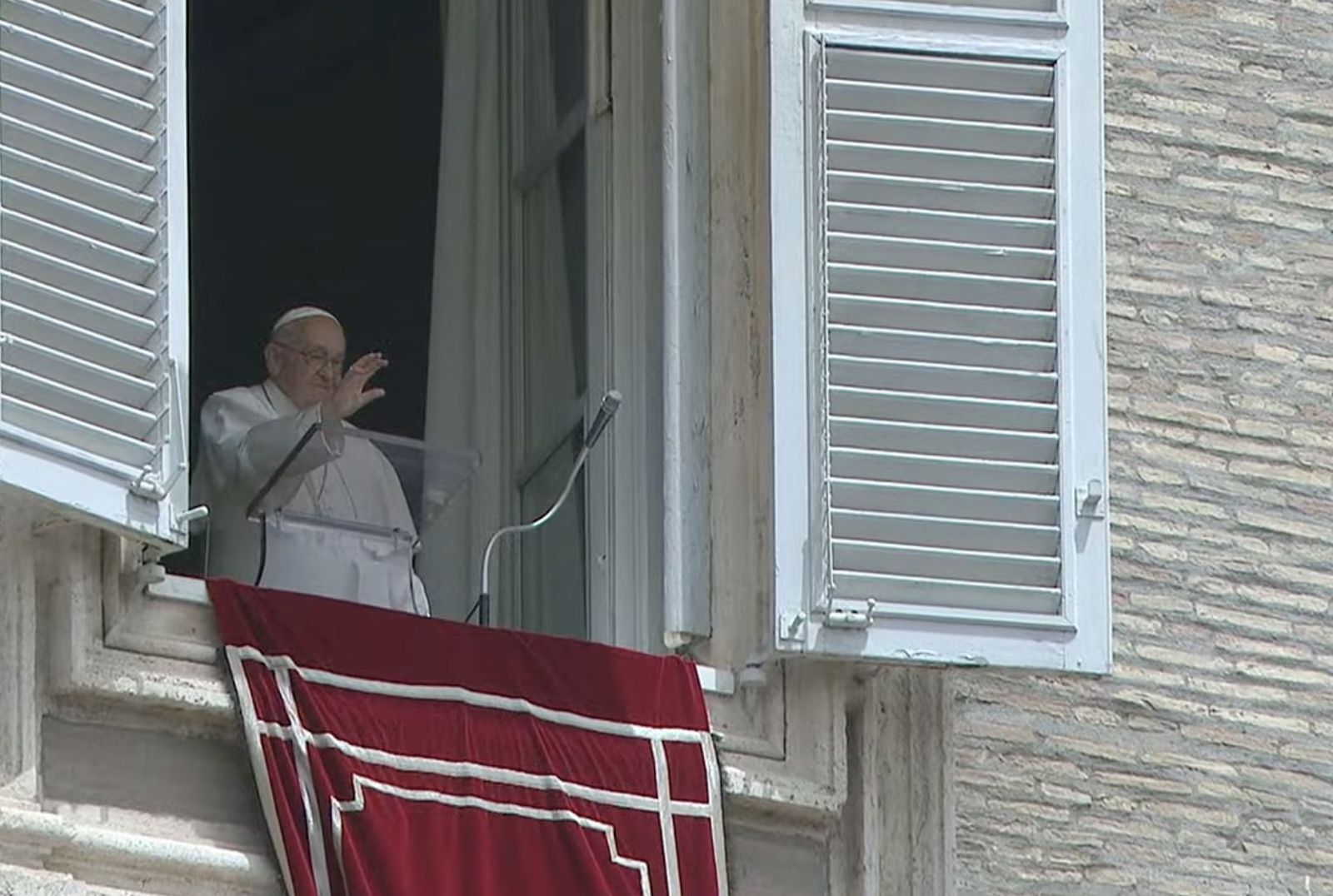 Francisco saluda desde el balcón del Palacio Apostólico
