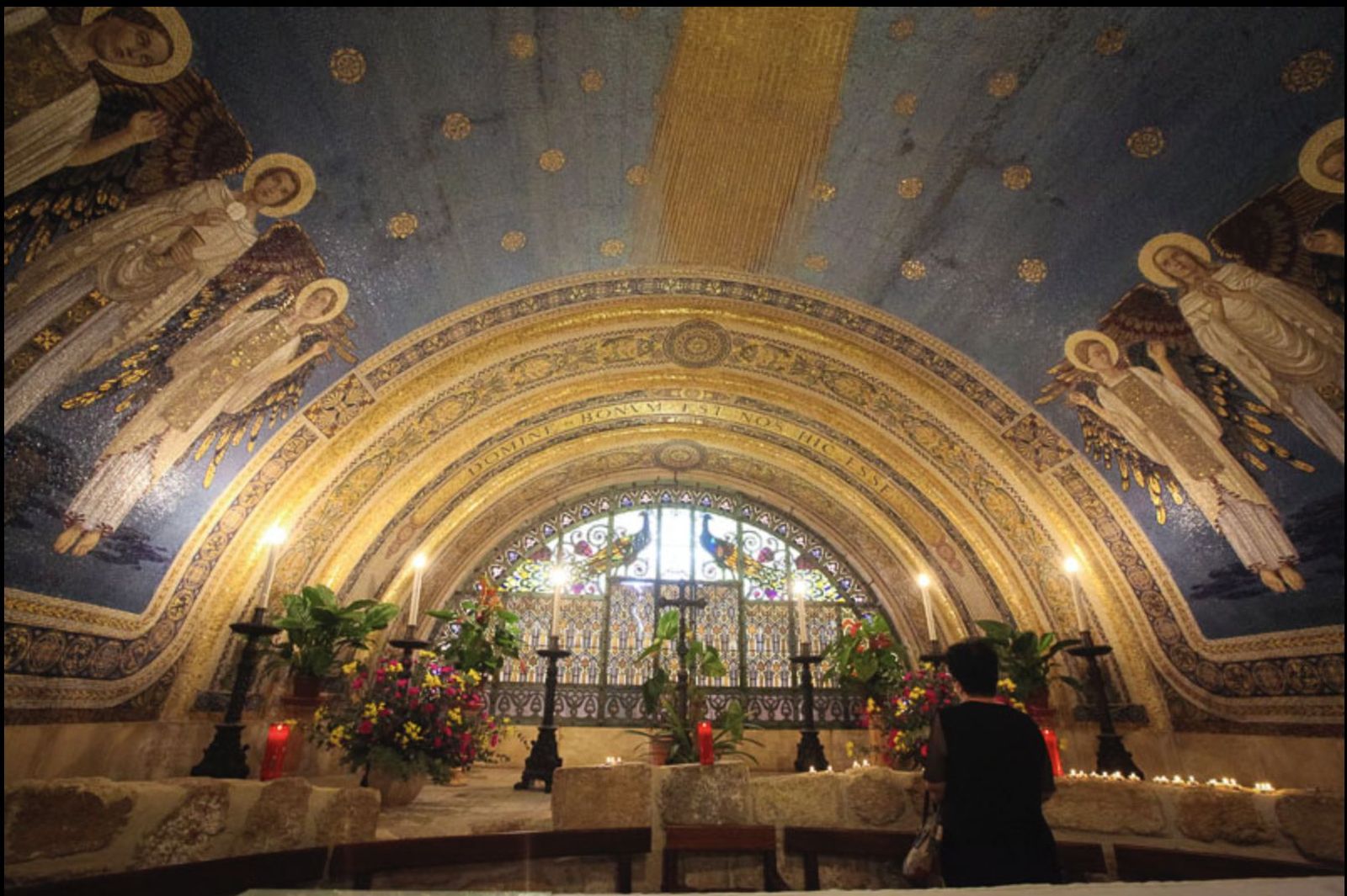 Orando en la basílica de la Transfiguración
