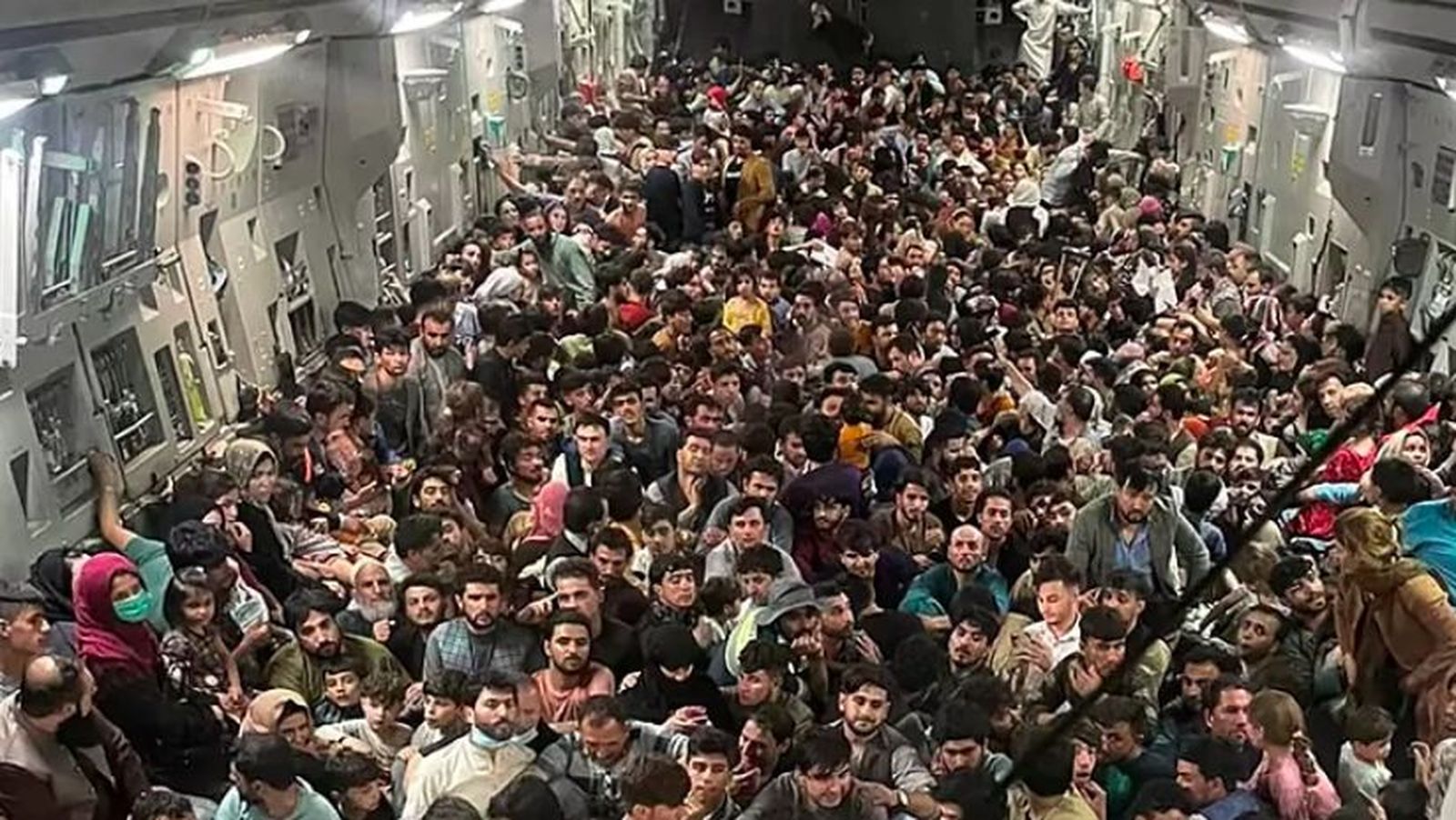 640 afganos huyen de Kabul en un avión del ejército estadounidense