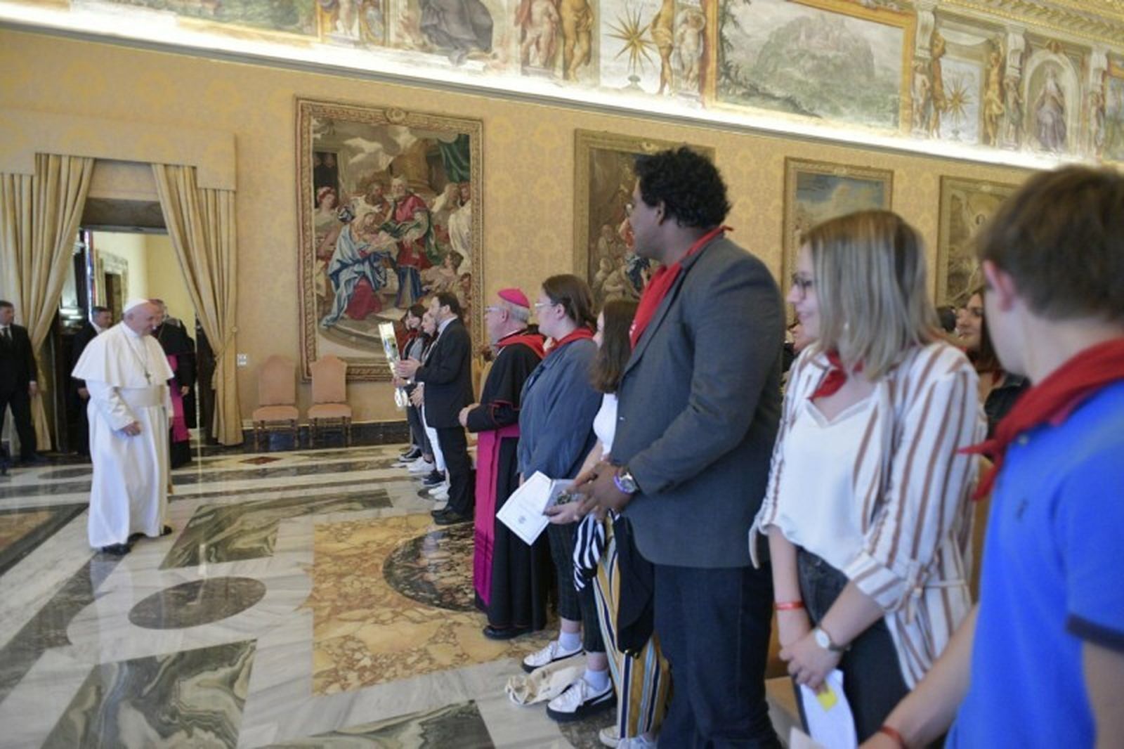 Francisco, con jóvenes franceses