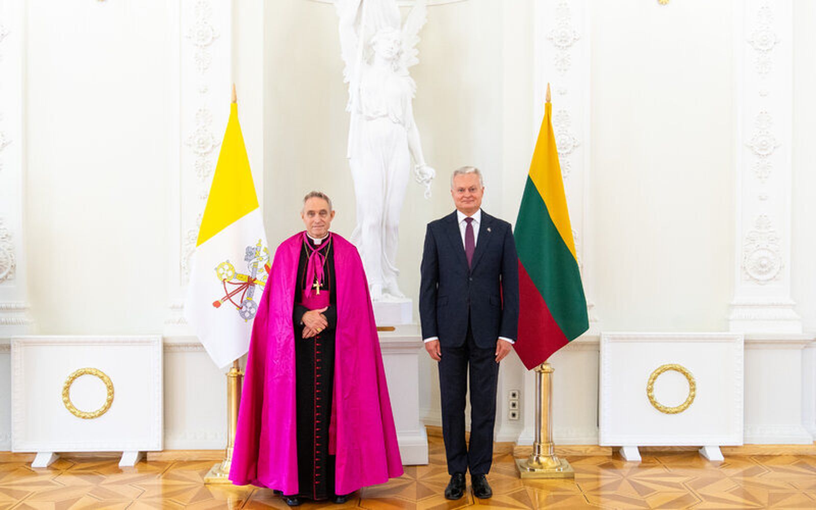 Ganswein, con Nauseda