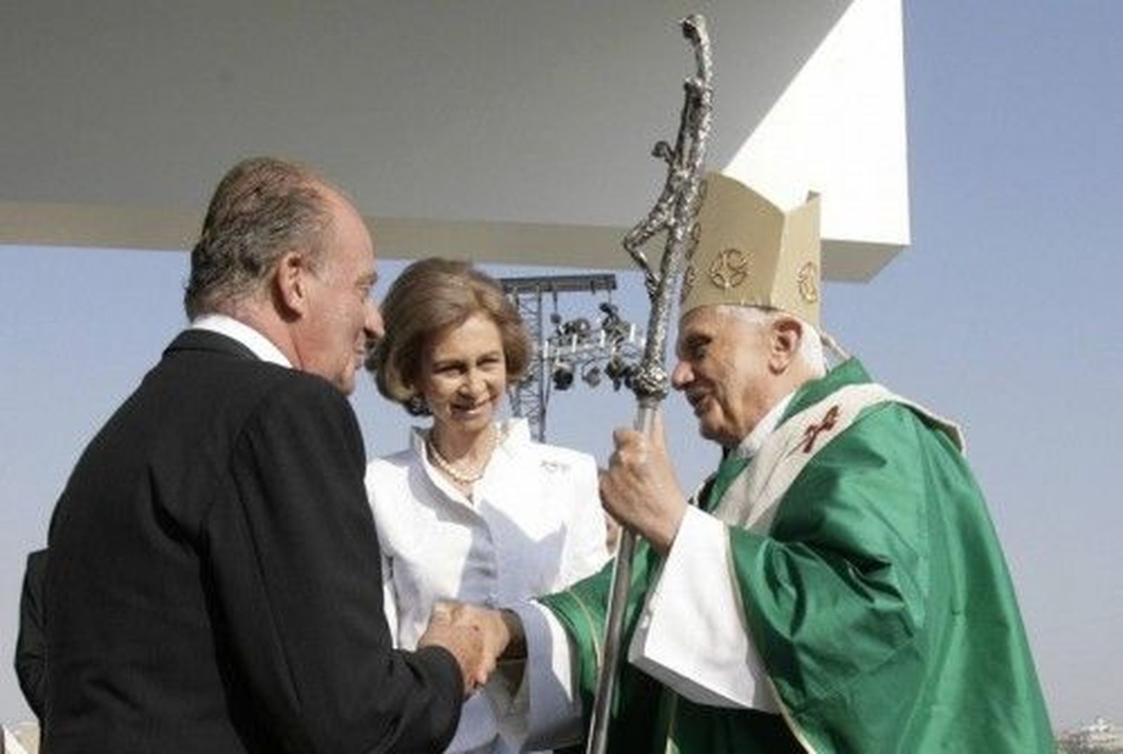 Benedicto XVI, tras la misa en Valencia, con don Juan Carlos y doña Sofía