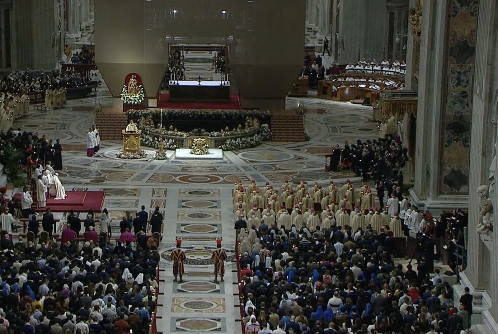 La basílica de San Pedro durante la vigilia del Sábado Santo
