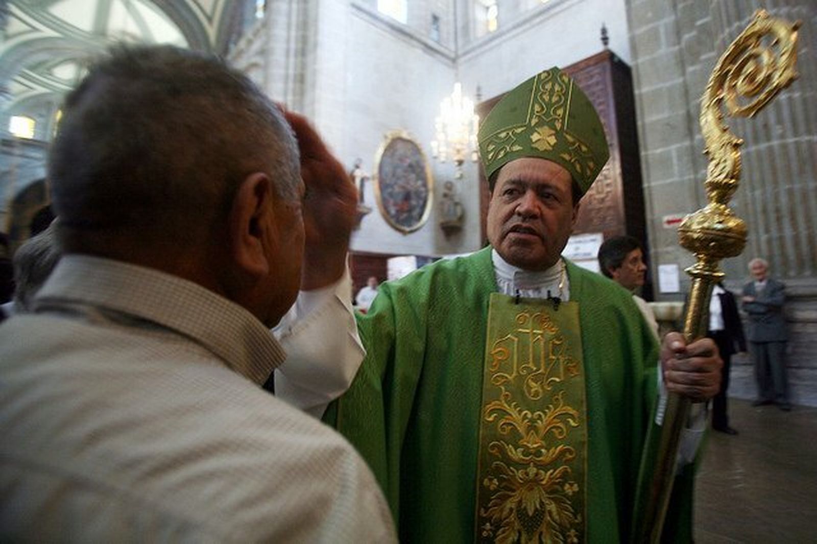 Rivera bendice a un fiel