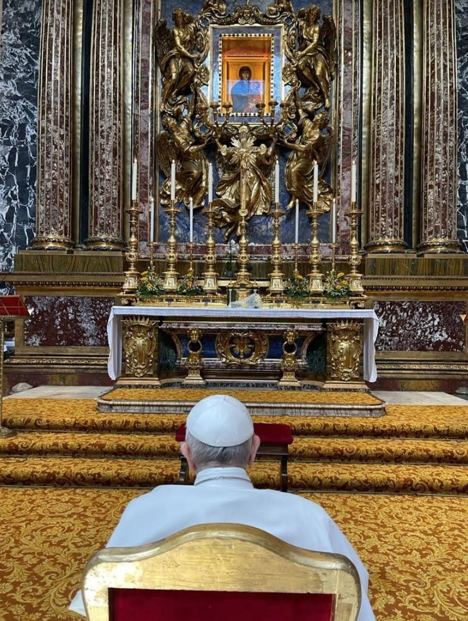 El Papa ante la Salus populi romani