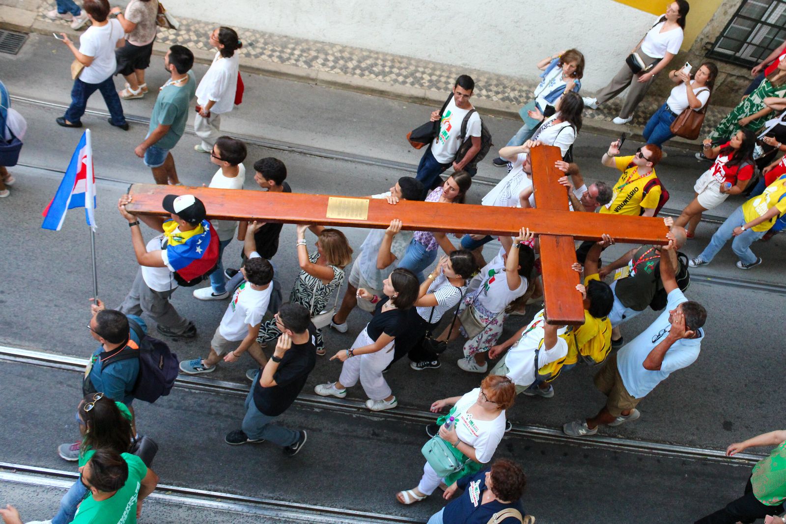 Los jóvenes transportan la Cruz de la JMJ en su peregrinar por Portugal