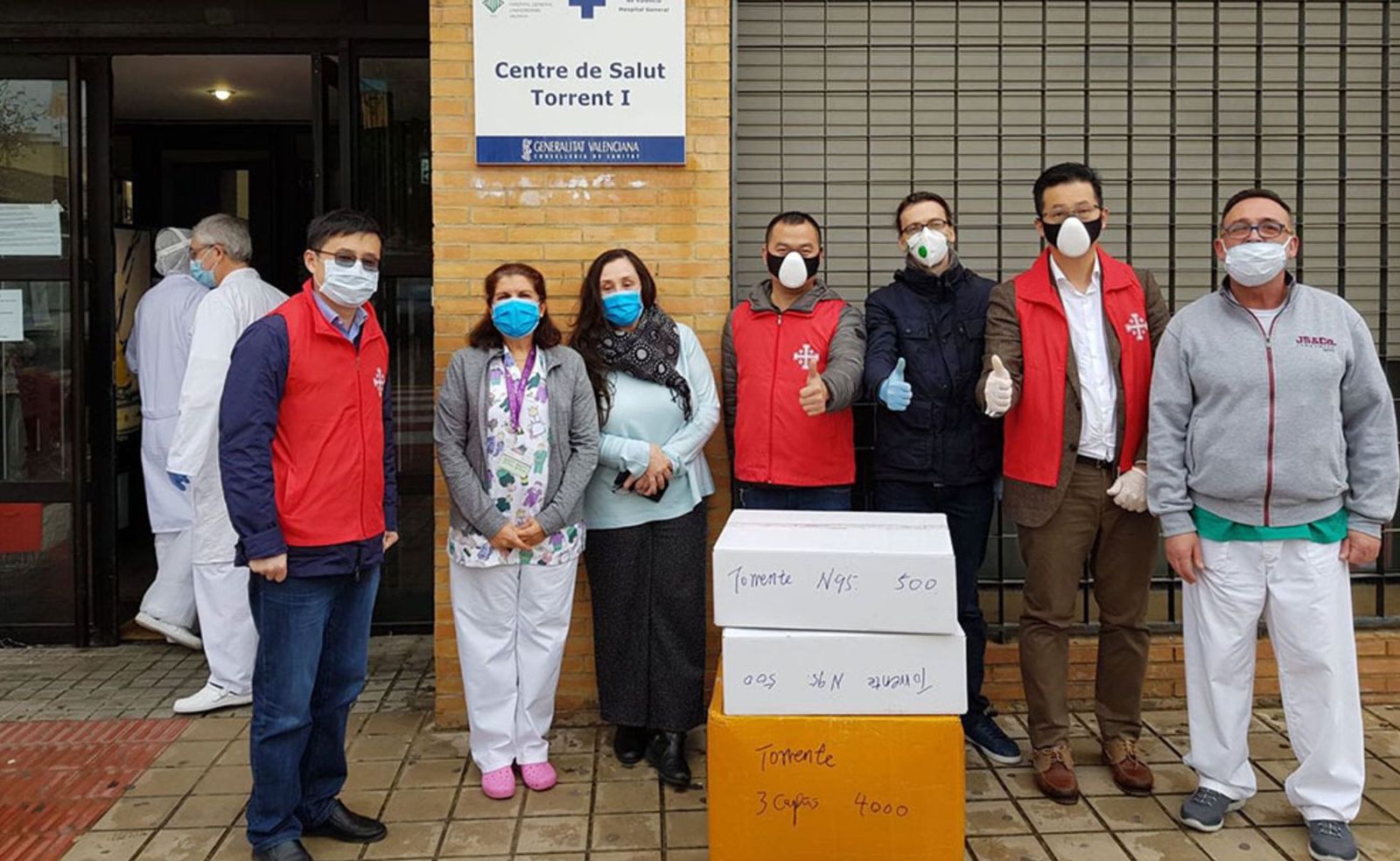 La comunidad católica china de Valencia entrega equipos de protección en centros de salud