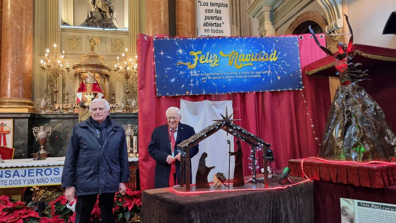 Paolo Vasile y el padre Ángel junto al belén de San Antón