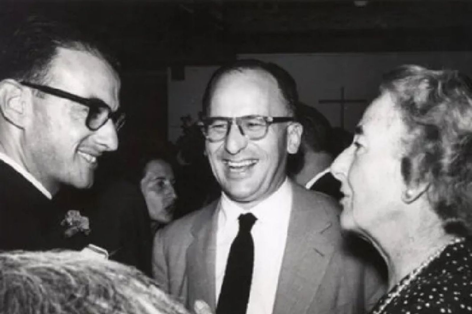 En el centro de la imagen, Enrique Shaw