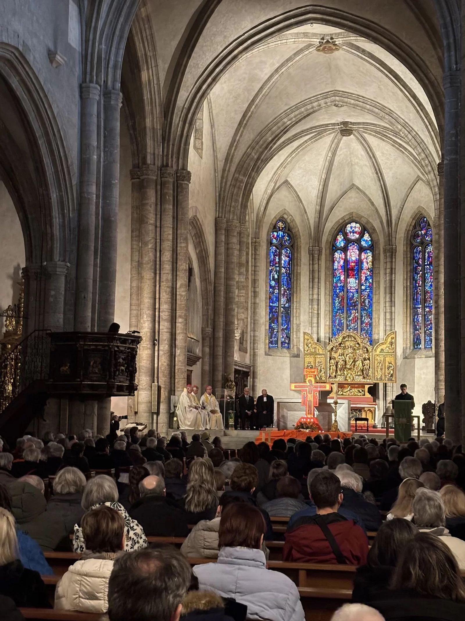 Vigilia de oración en la Catedral de Sión, un mes después del suceso