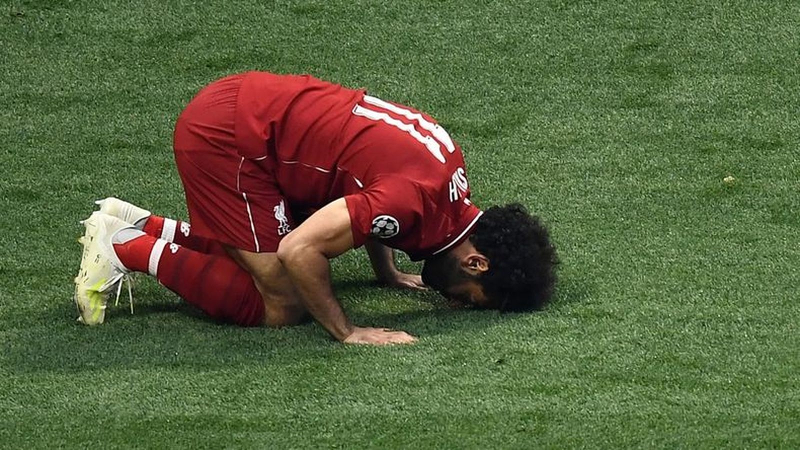 Mohamed Salah se postra en el suelo