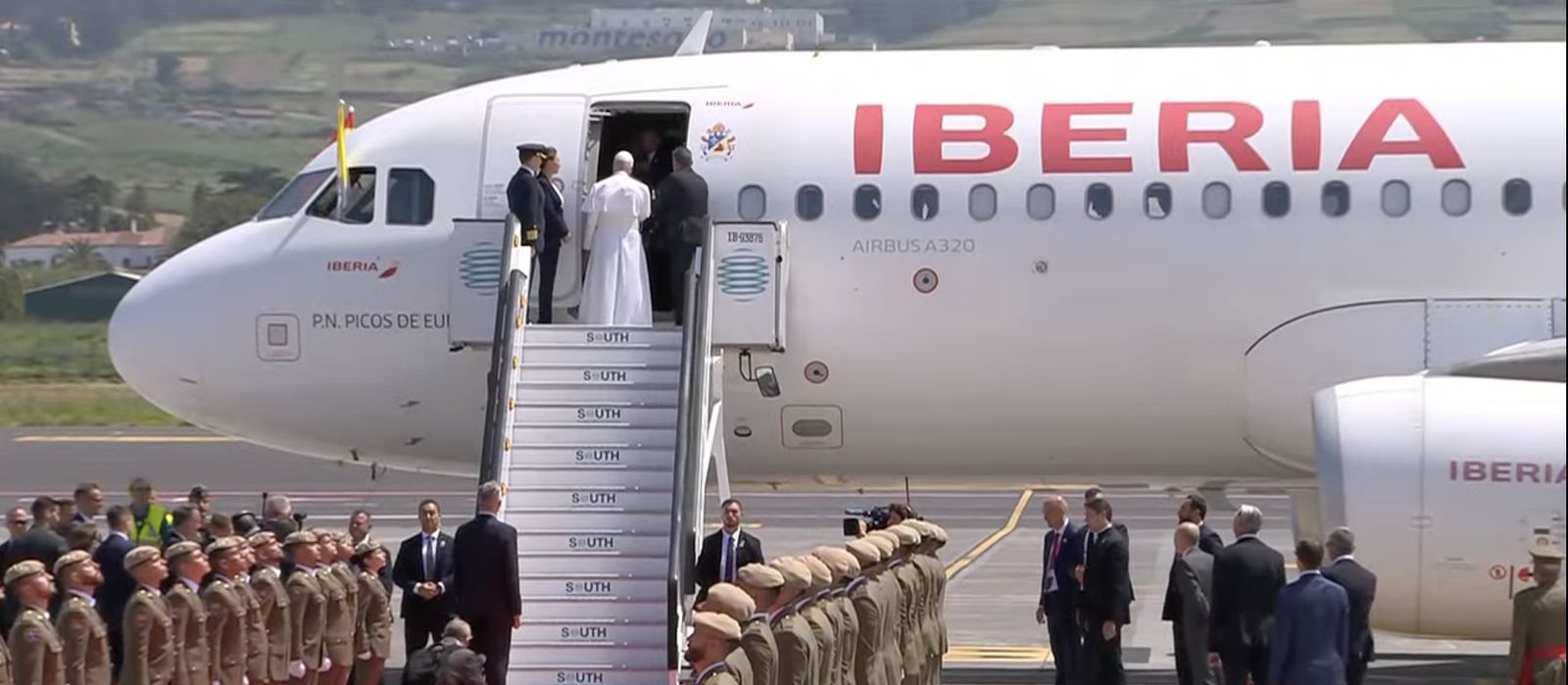 El Rey despide al Papa en las escalerillas
