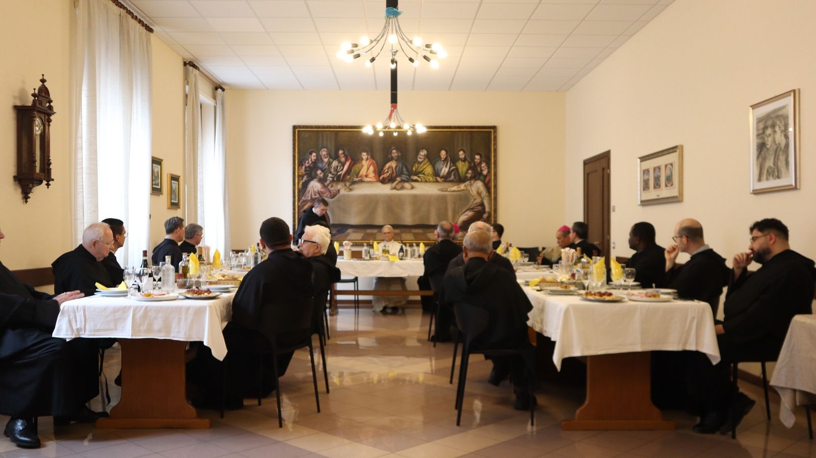 León XIV, compartiendo la comida con los agustinos de Roma