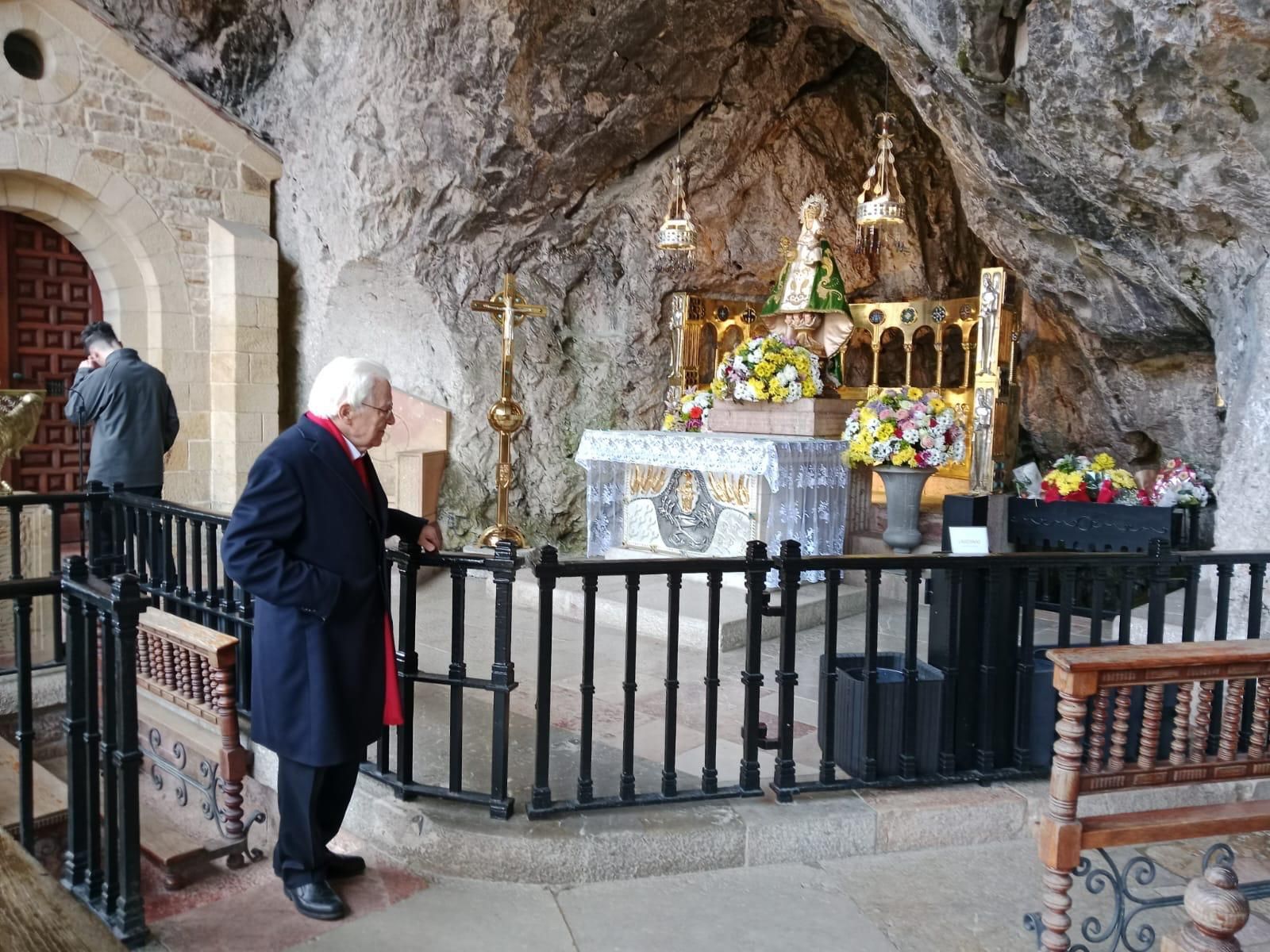 El padre Ángel, ante la Santina