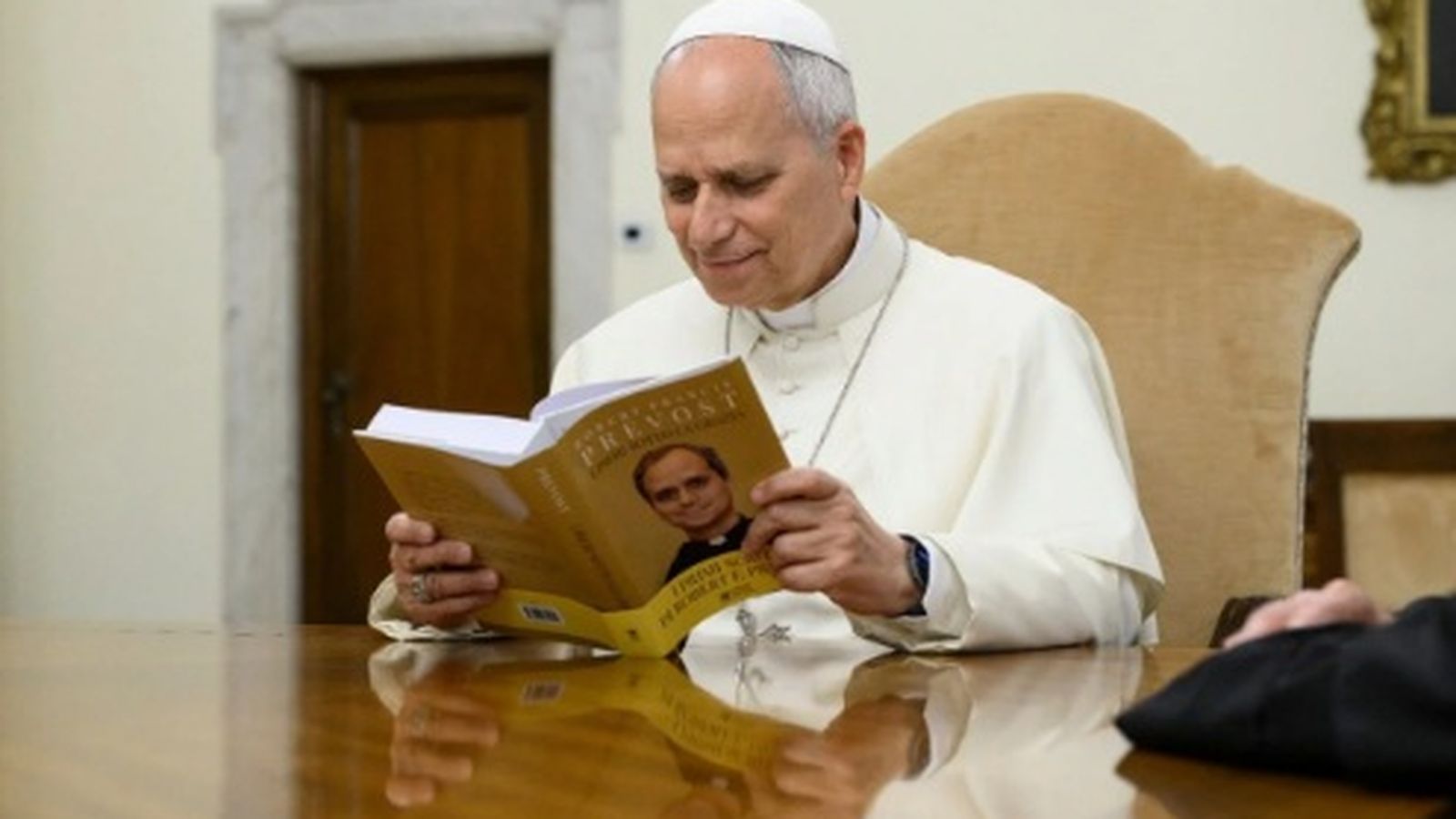 León XIV, hojeando por primera vez Liberi sotto la grazia, publicado por Libreria Editrice Vaticana.