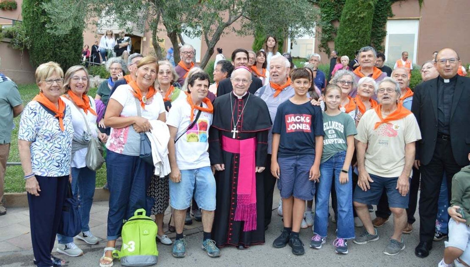 Agustí Cortés con un grupo de feligreses de Sant Feliu de Llobregat