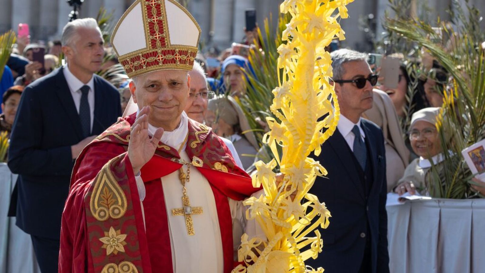 El papa León al inicio de su primera misa de Domingo de Ramos como Supremo Pontífice