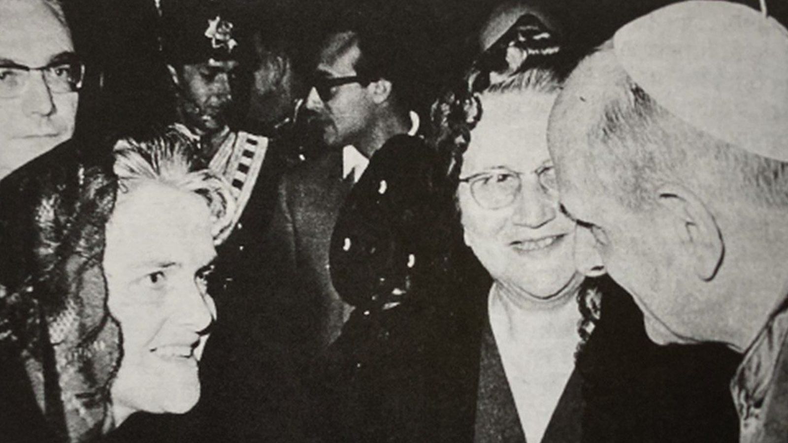 El Papa Pablo VI y dos oyentes en el Concilio- Marie-Louise Monnet y Catherine McCarthy