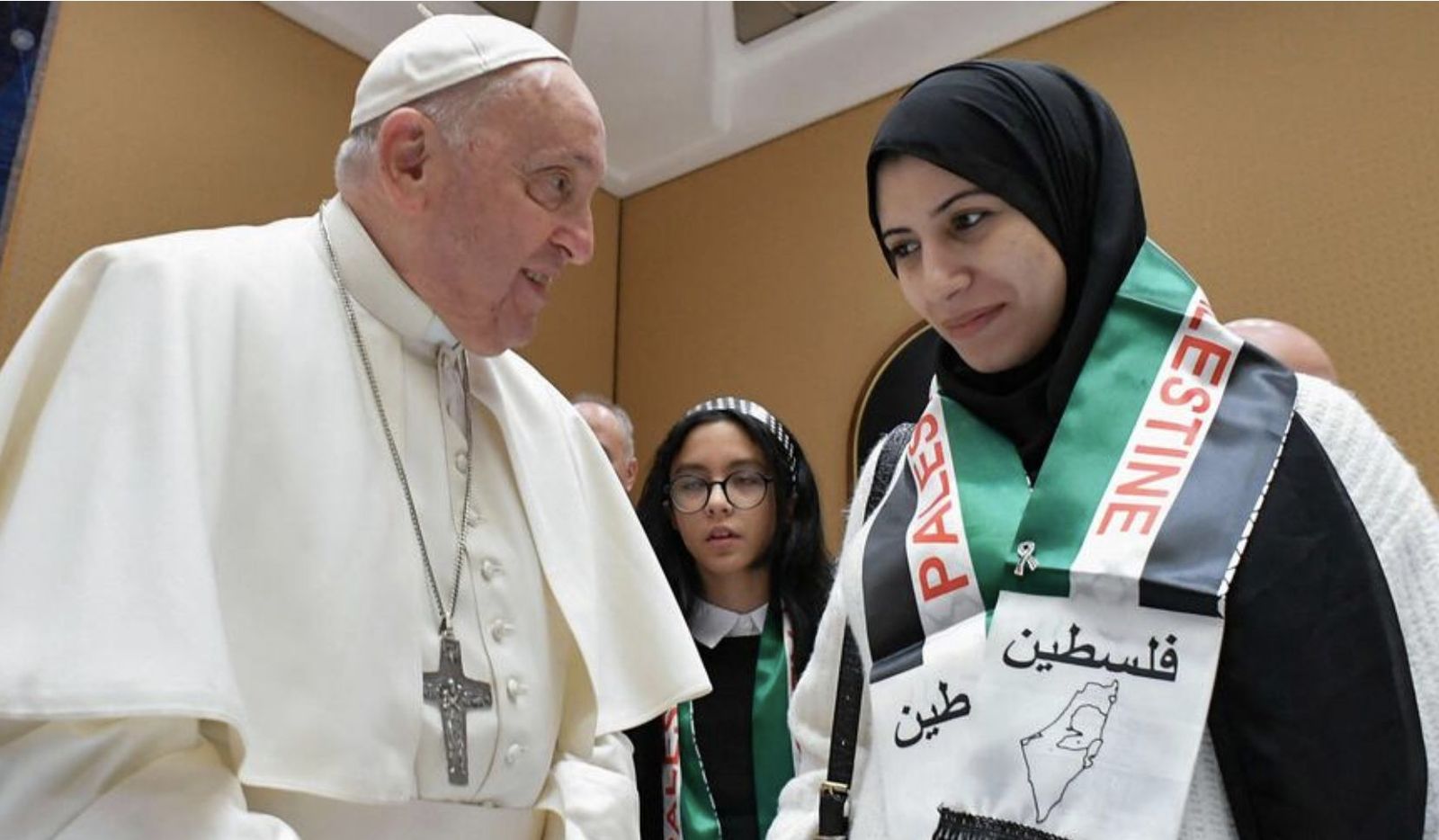 El Papa y una mujer palestina