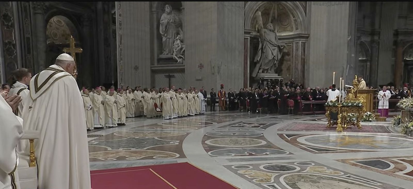 El Papa escucha el Evangelio