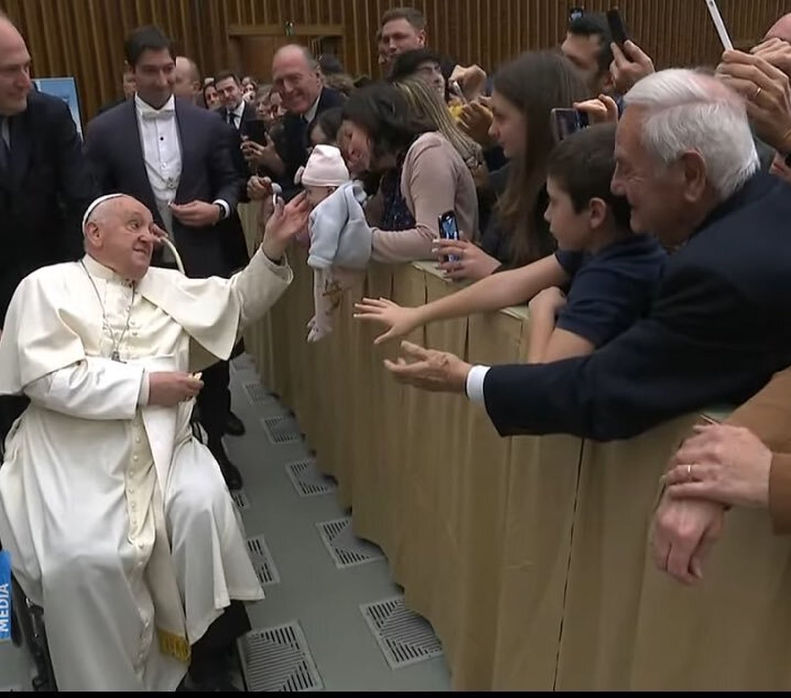 El Papa saluda a uno de los niños tras la audiencia