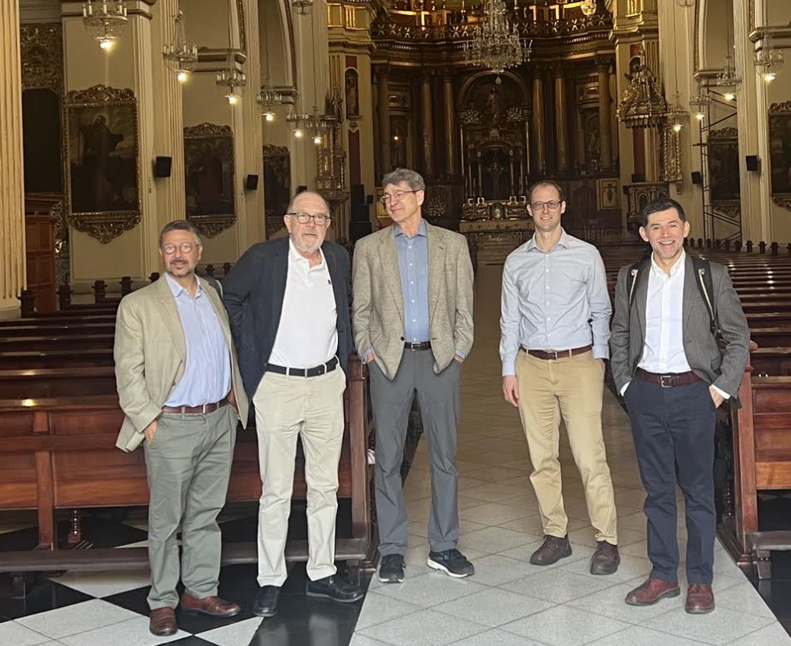 Richard Wood y otros miembros de Pax Romana en Lima