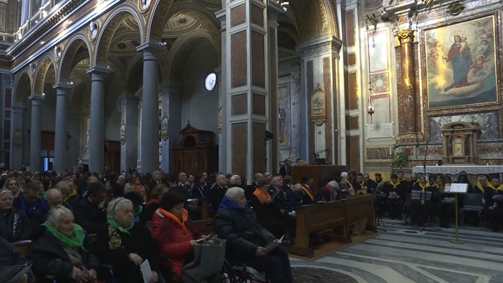 Fieles en la parroquia de Via Marsala