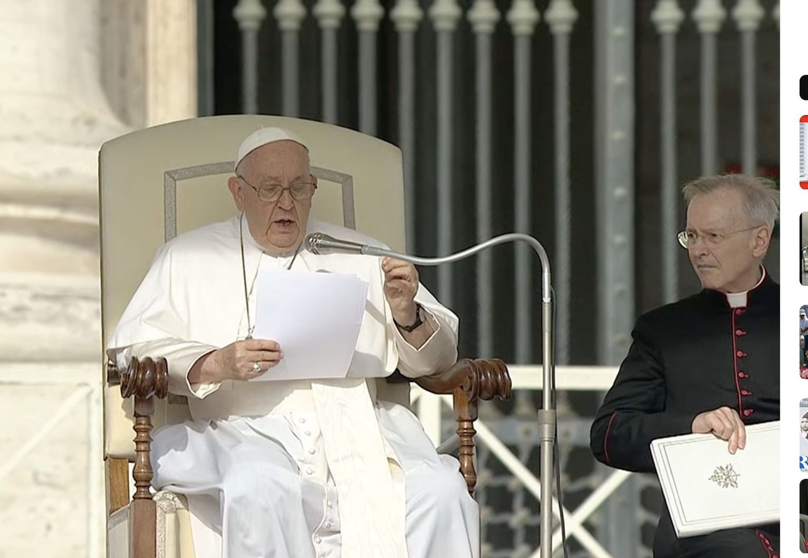 El Papa lee su catequesis en la plaza de San Pedro
