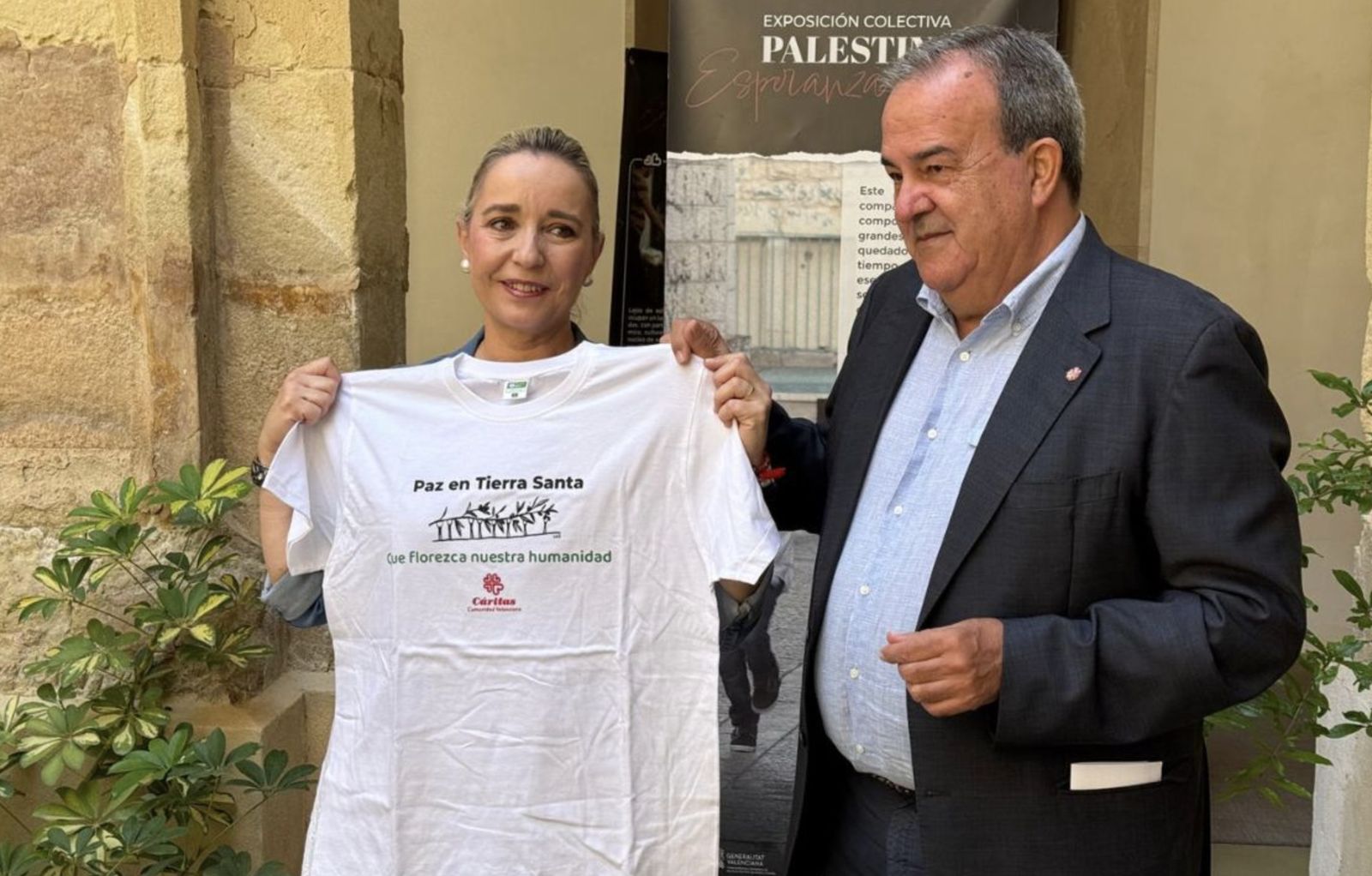 La edil de Acción Social, Celia Lastra, muestra una camiseta