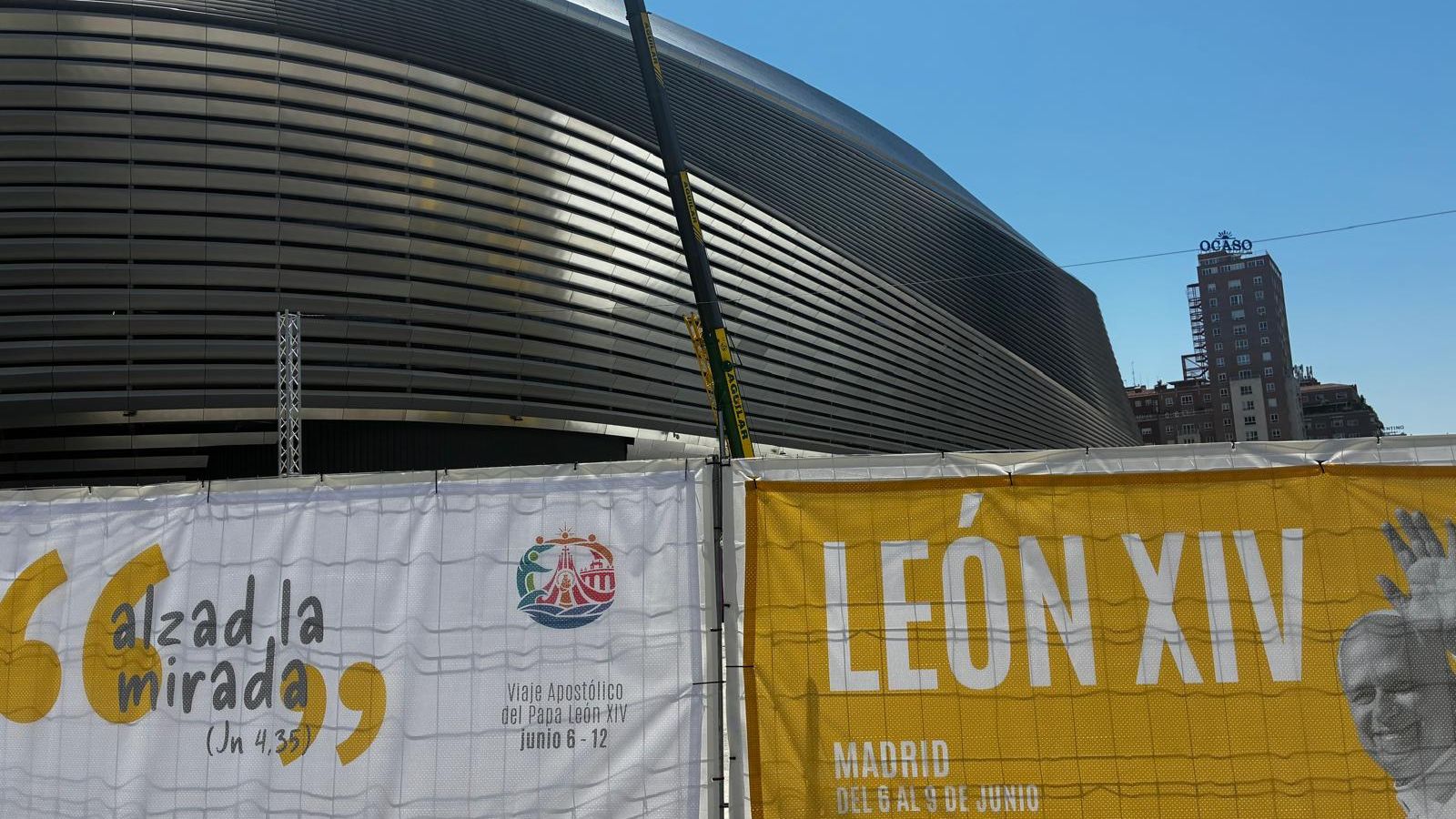 Carteles de bienvenida al Papa tapan las obras junto al Bernabéu