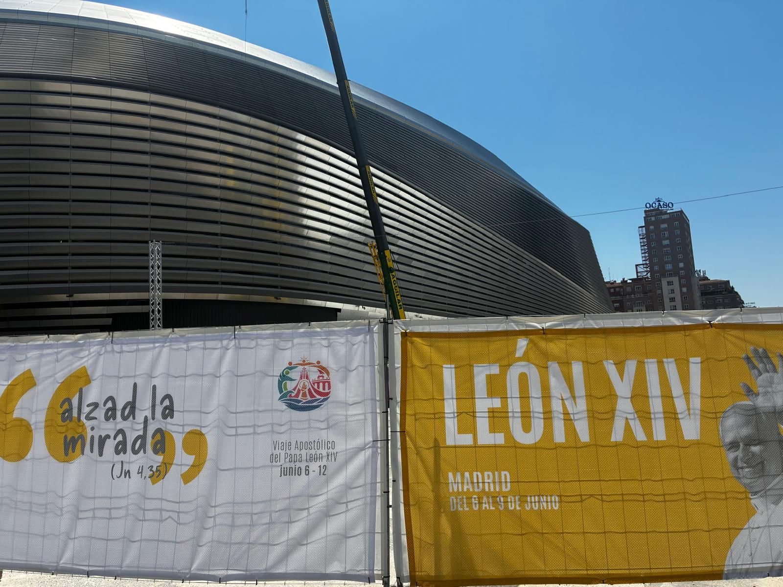 Carteles de bienvenida al Papa tapan las obras junto al Bernabéu