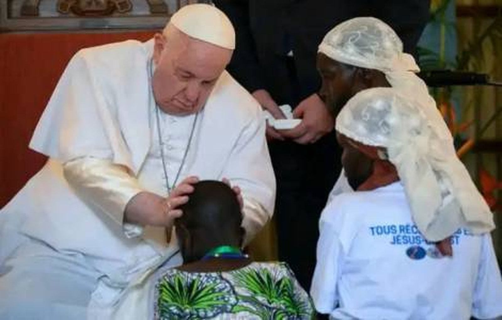 Francisco acaricia a una víctima en RD de Congo