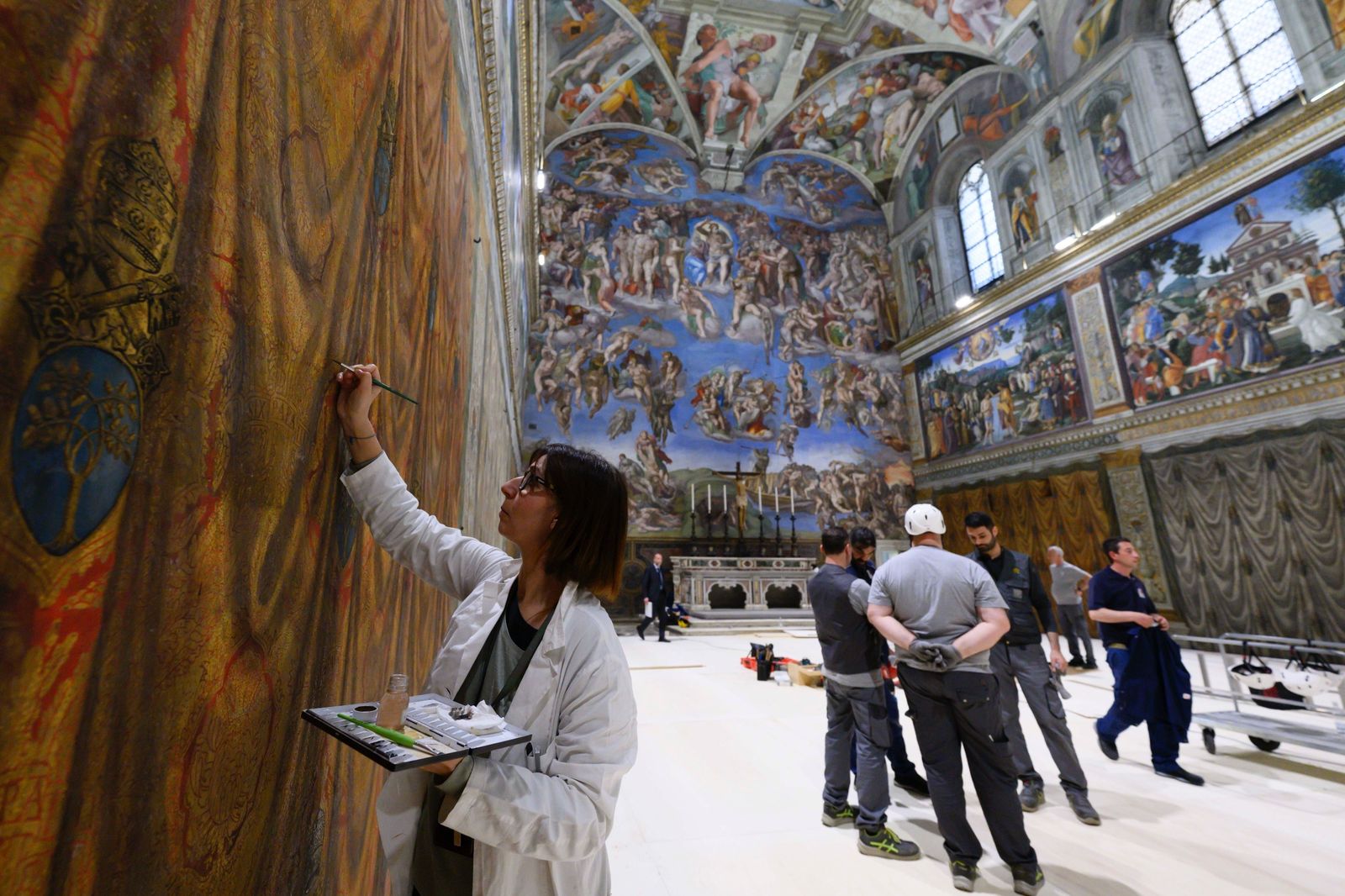 Preparativos en la Capilla Sixtina antes del cónclave