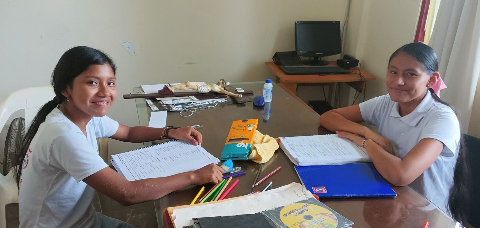 Niurka y Nikol, estudiantes amazónicas