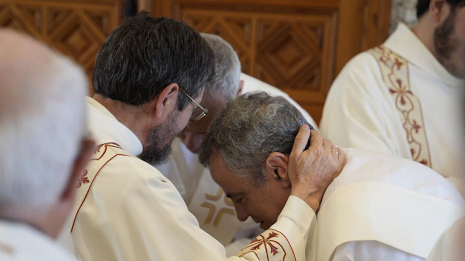 Recien ordenado diácono bendiciendo