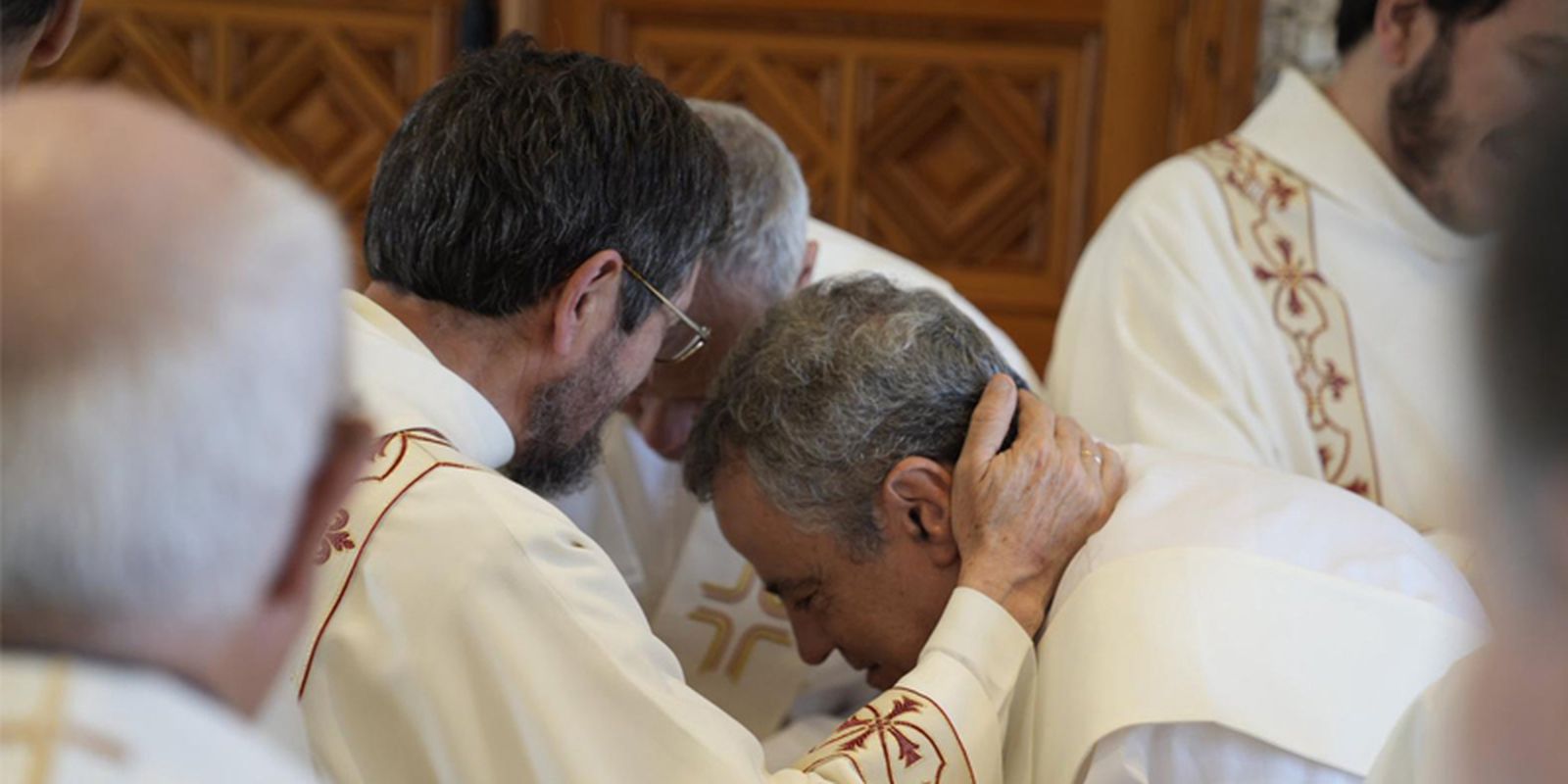Recien ordenado diácono bendiciendo