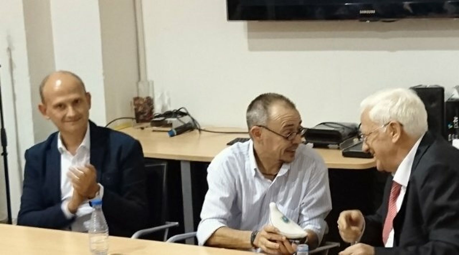 Diego recibe una "Paloma de la Paz" del Padre Ángel