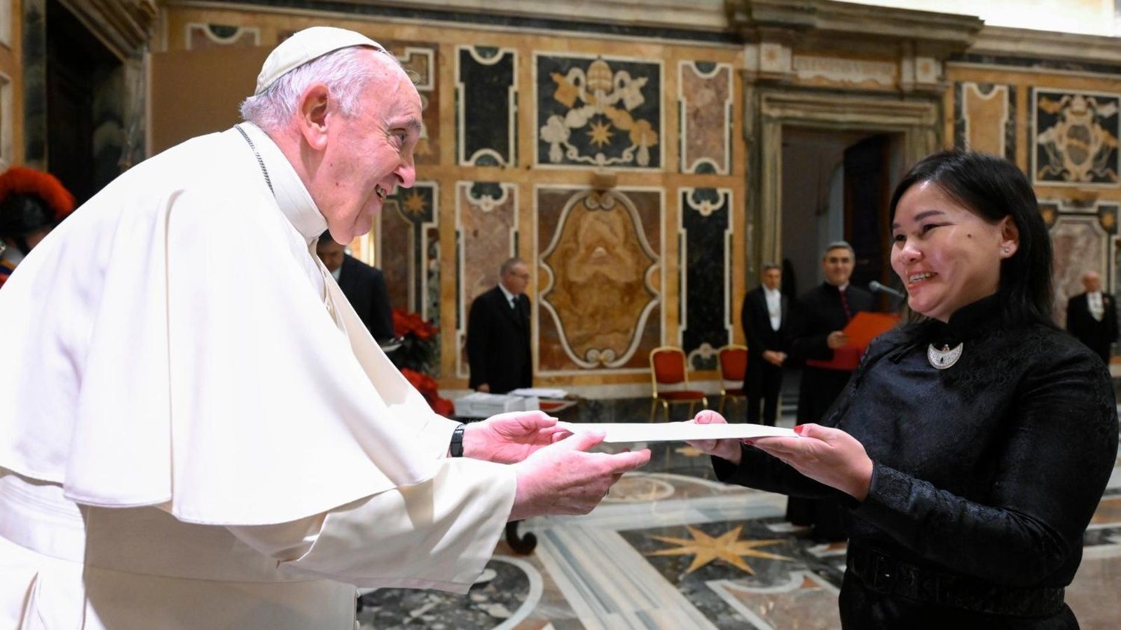 Gerelmaa Davaasuren presenta sus cartas credenciales al Papa Francisco. 2022